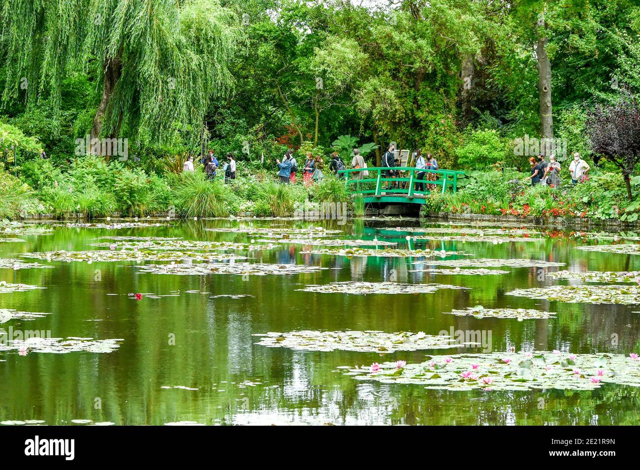 Giverny (Nordfrankreich): Claude Monet ‘s Garden. Touristen und Besucher in Claude Monets Garten nach Aufhebung der Sperrbeschränkungen. Gartenpreis Stockfoto