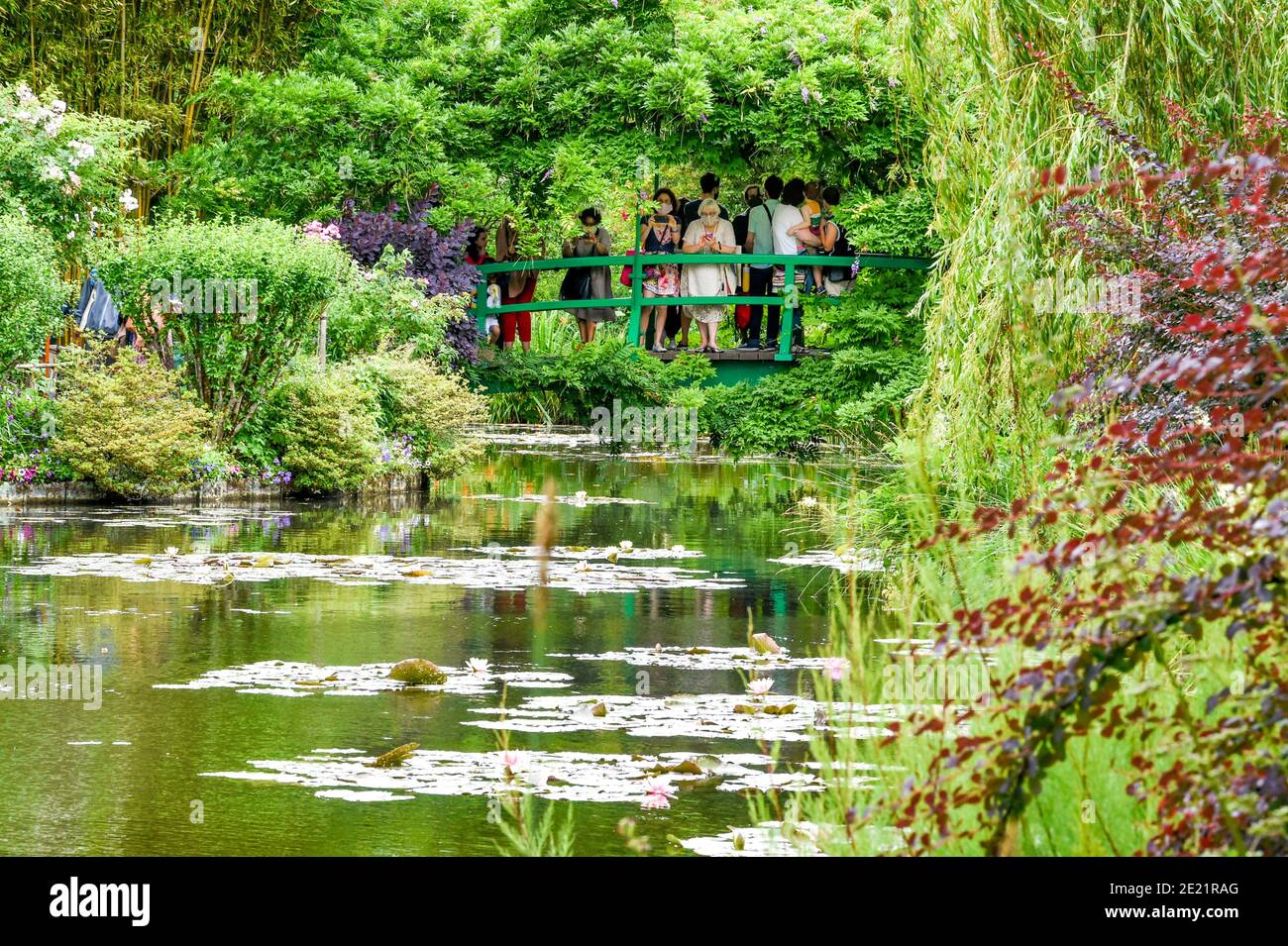 Giverny (Nordfrankreich): Claude Monet ‘s Garden. Touristen und Besucher in Claude Monets Garten nach Aufhebung der Sperrbeschränkungen. Gartenpreis Stockfoto