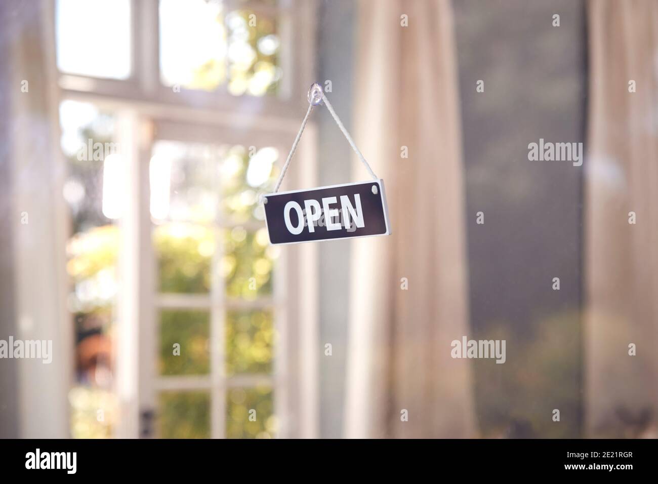 Offenes Schild Aufhängen Im Schaufenster Während Der Gesundheitsinpandemie Stockfoto
