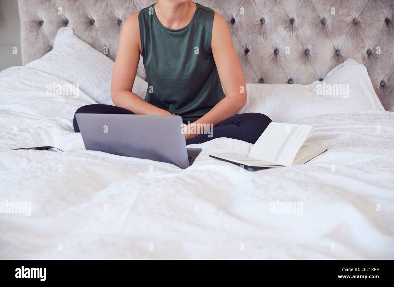 Nahaufnahme Einer Geschäftsfrau Auf Dem Bett Mit Laptop Und Tagebuch Von Zu Hause Aus Arbeiten Stockfoto