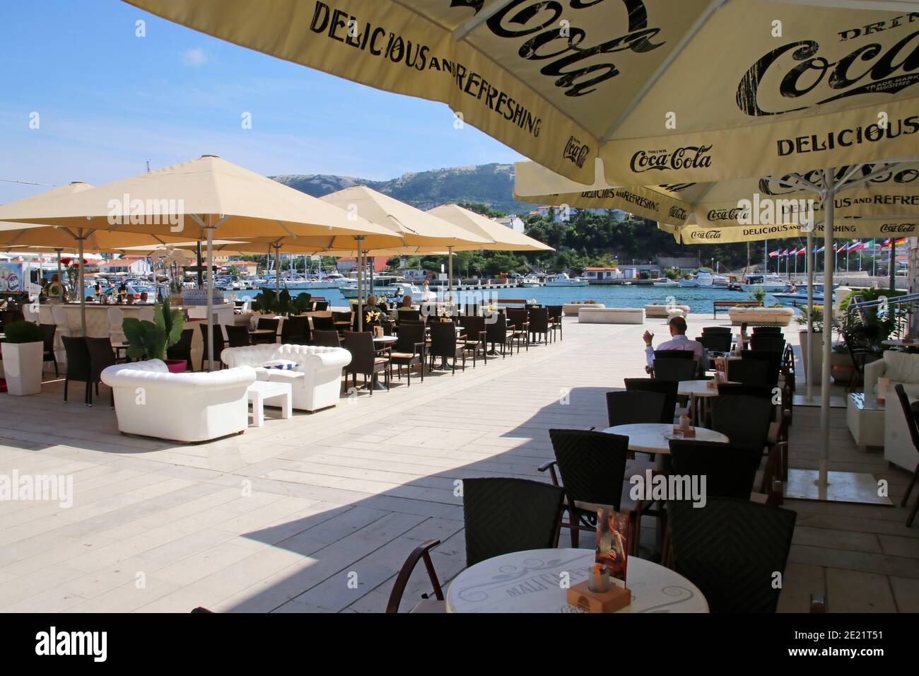 Sonnenschirme Schattierung der Tische und Stühle neben dem Café in der Altstadt von Rab, Insel Rab Kroatien Stockfoto