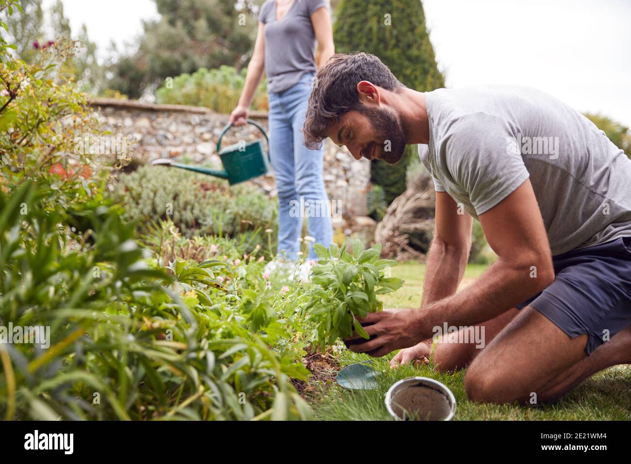 Paar Arbeiten Im Freien Im Garten Zu Hause Graben Und Pflanzen Stockfoto