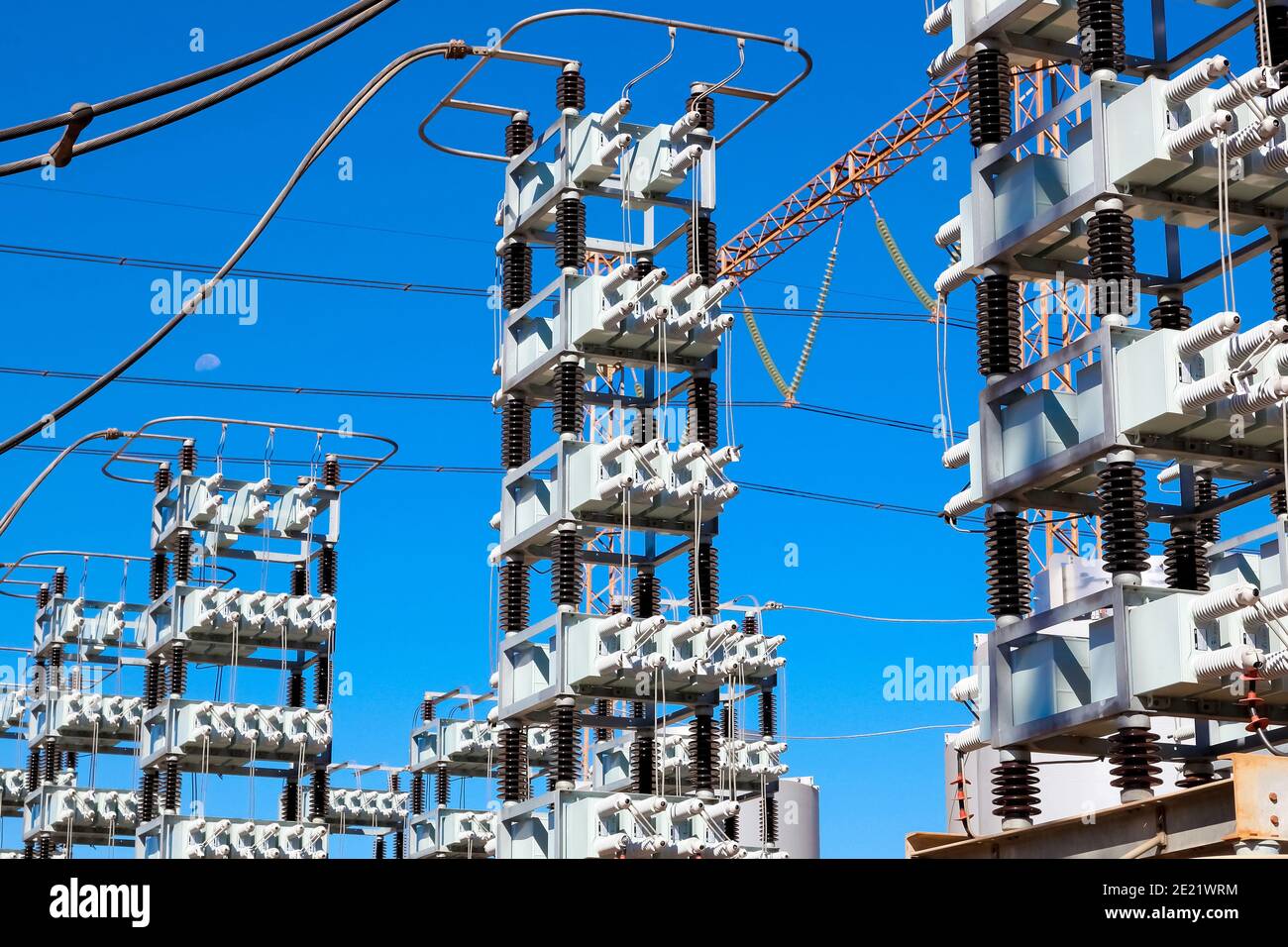 Low-Angle-Aufnahme der Stromerzeugung und -Verteilung Stockfoto