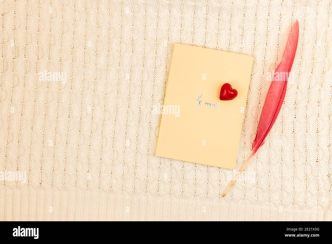 Valentinstag kreatives Konzept sein meine, Liebe Thema, Komposition mit Notizbuch, rotes Herz und farbige Feder Foto Stockfoto