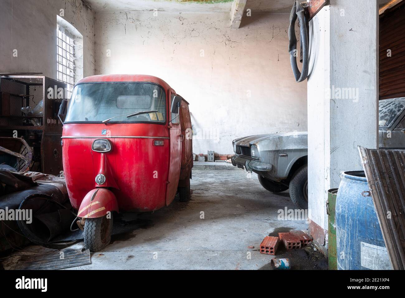 Verlassene Auto in verlassenen Garage Stockfoto