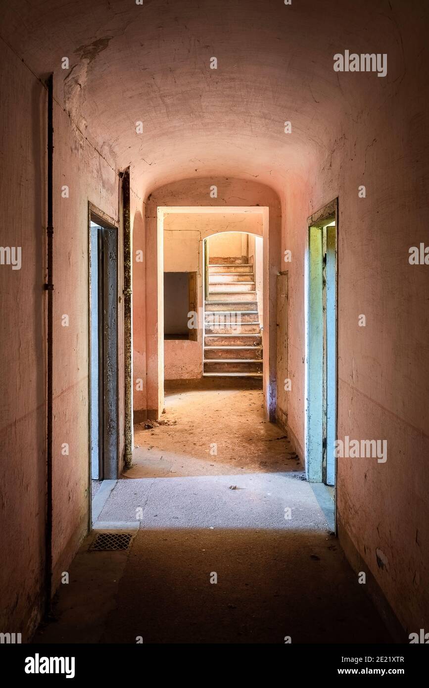 Flur oder Korridor in einem verlassenen verlassenen Gebäude Stockfoto