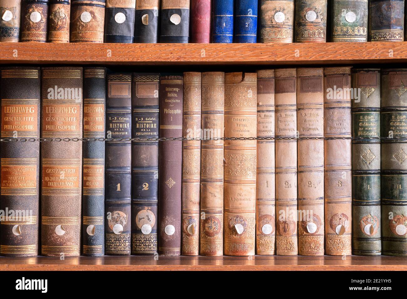 Vintage Books in Antique and Abandoned Library Stockfoto