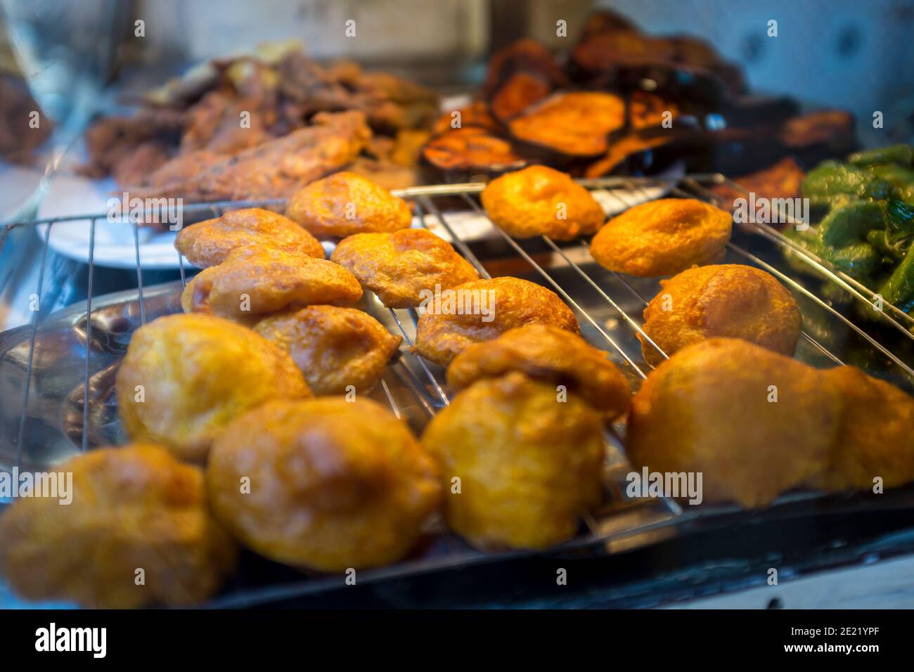 Maakouda würzige Kartoffelkuchen zum Verkauf an einem Stand in der Medina von Fez, Marokko Stockfoto