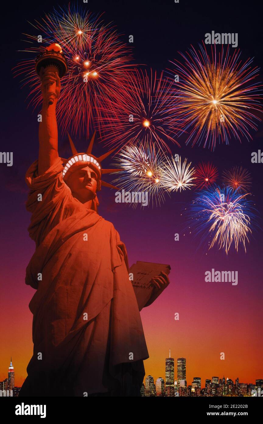 Freiheitsstatue bei Nacht mit Feuerwerk Stockfoto
