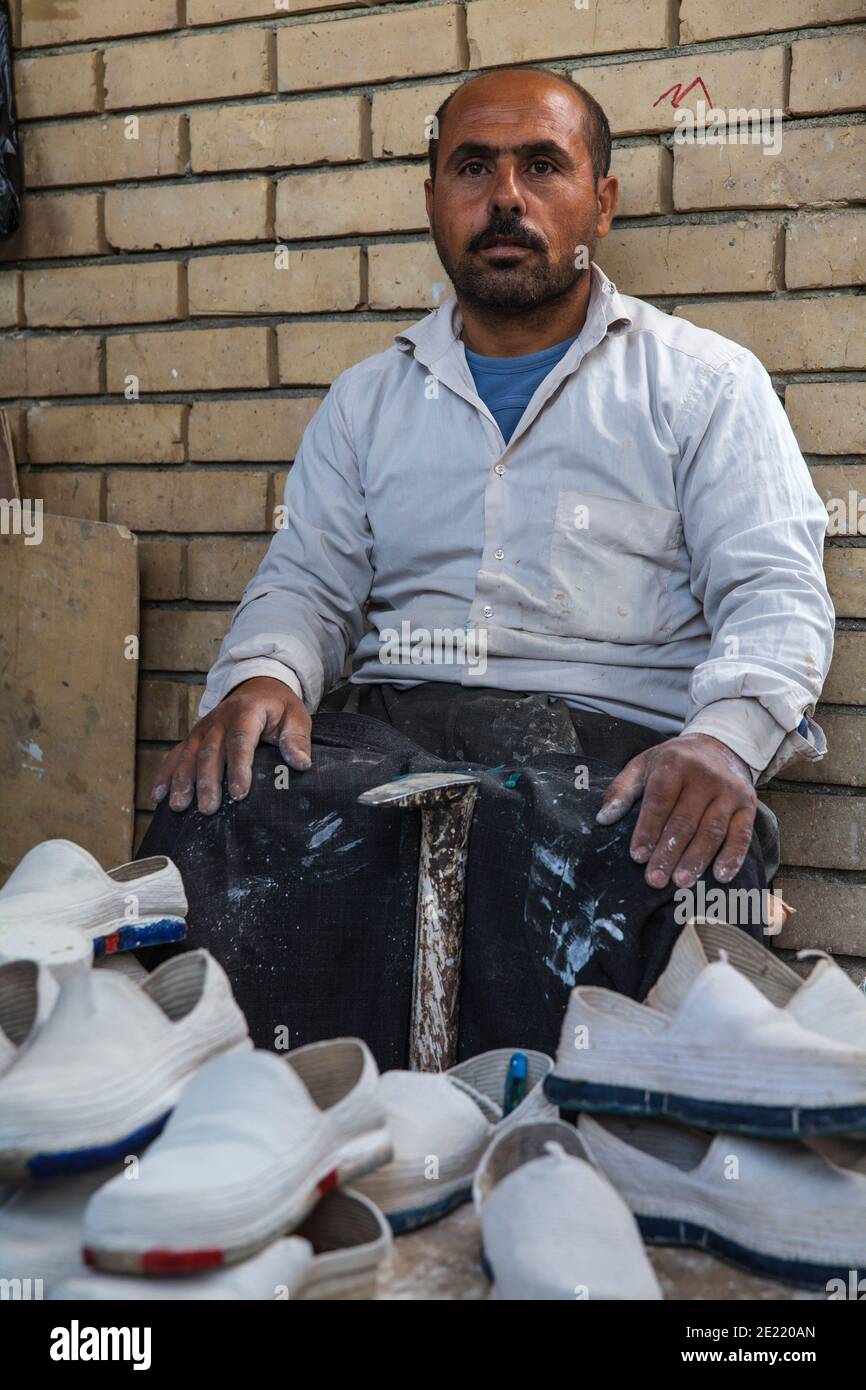 Irak, Kurdistan, Erbil, Qaysari Bazaar, Schuhmacher Stockfoto