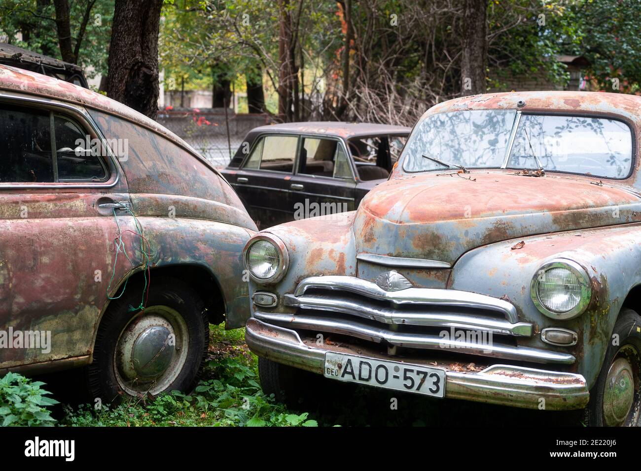 Verlassene Auto in verlassenen Garage Stockfoto