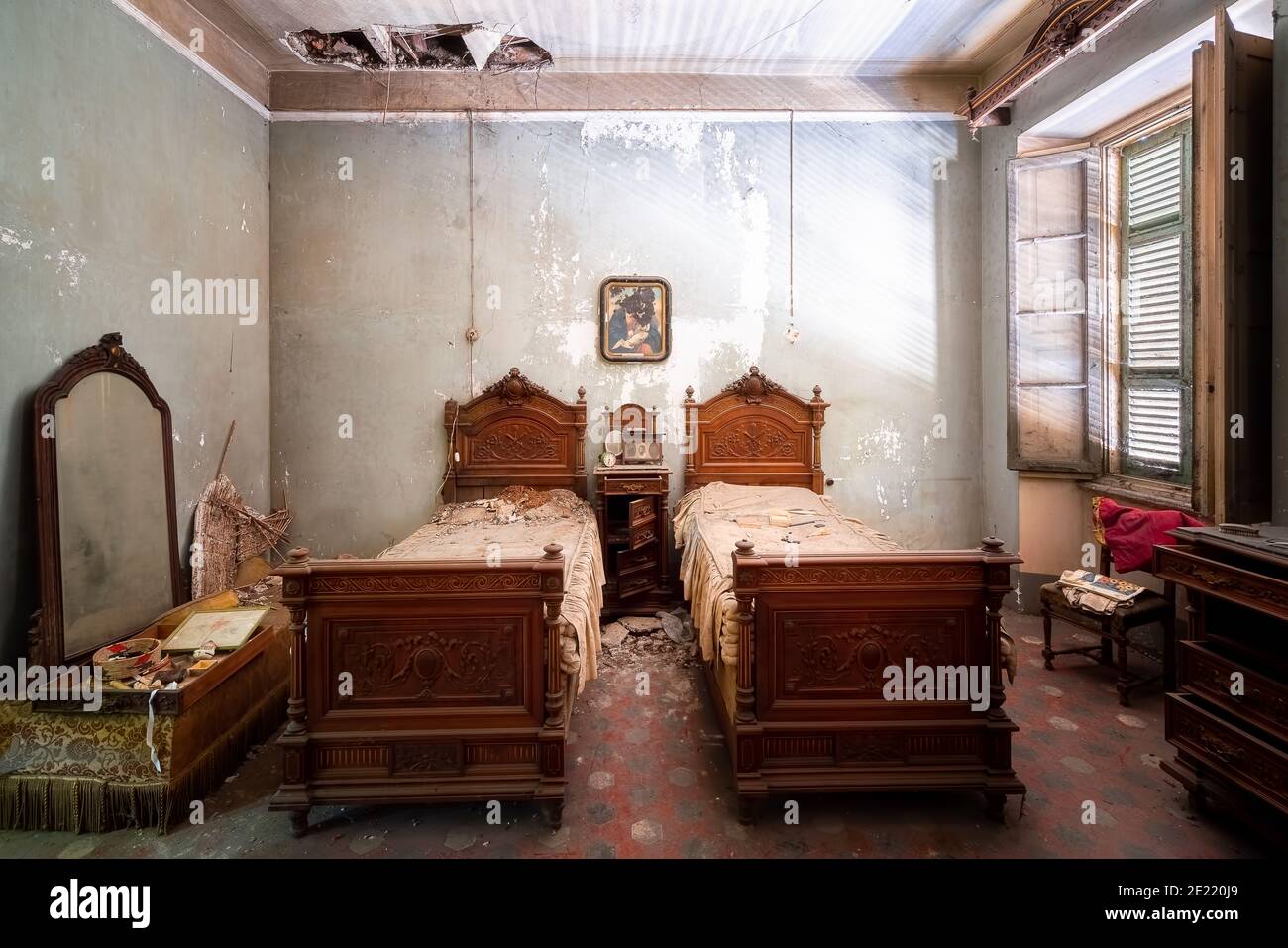 Schlafzimmer in einem verlassenen und verlassenen Haus Stockfoto