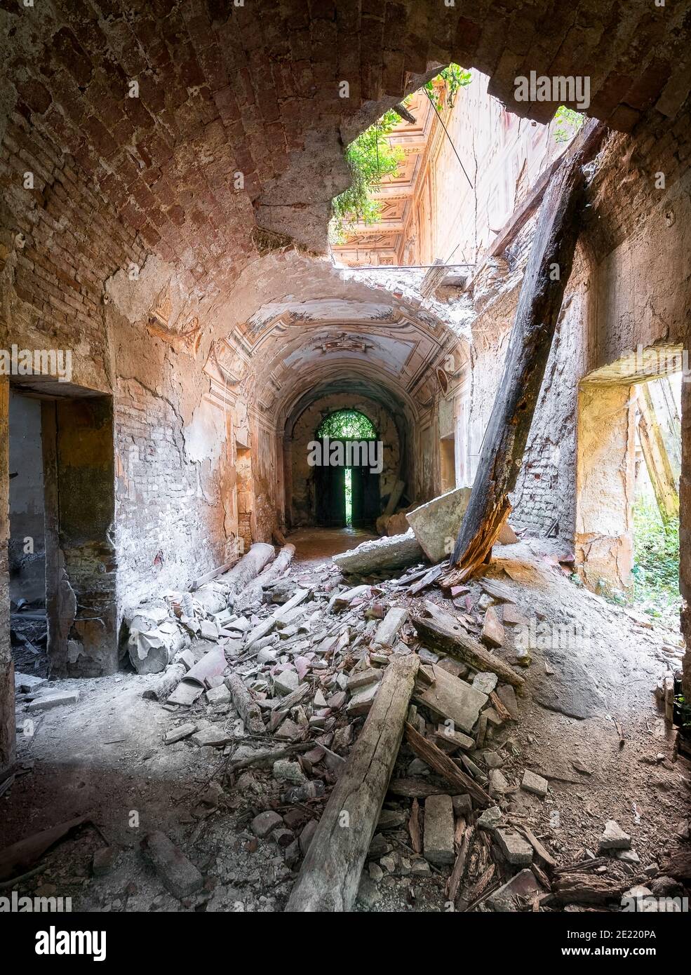 Flur oder Korridor in einem verlassenen verlassenen Gebäude Stockfoto