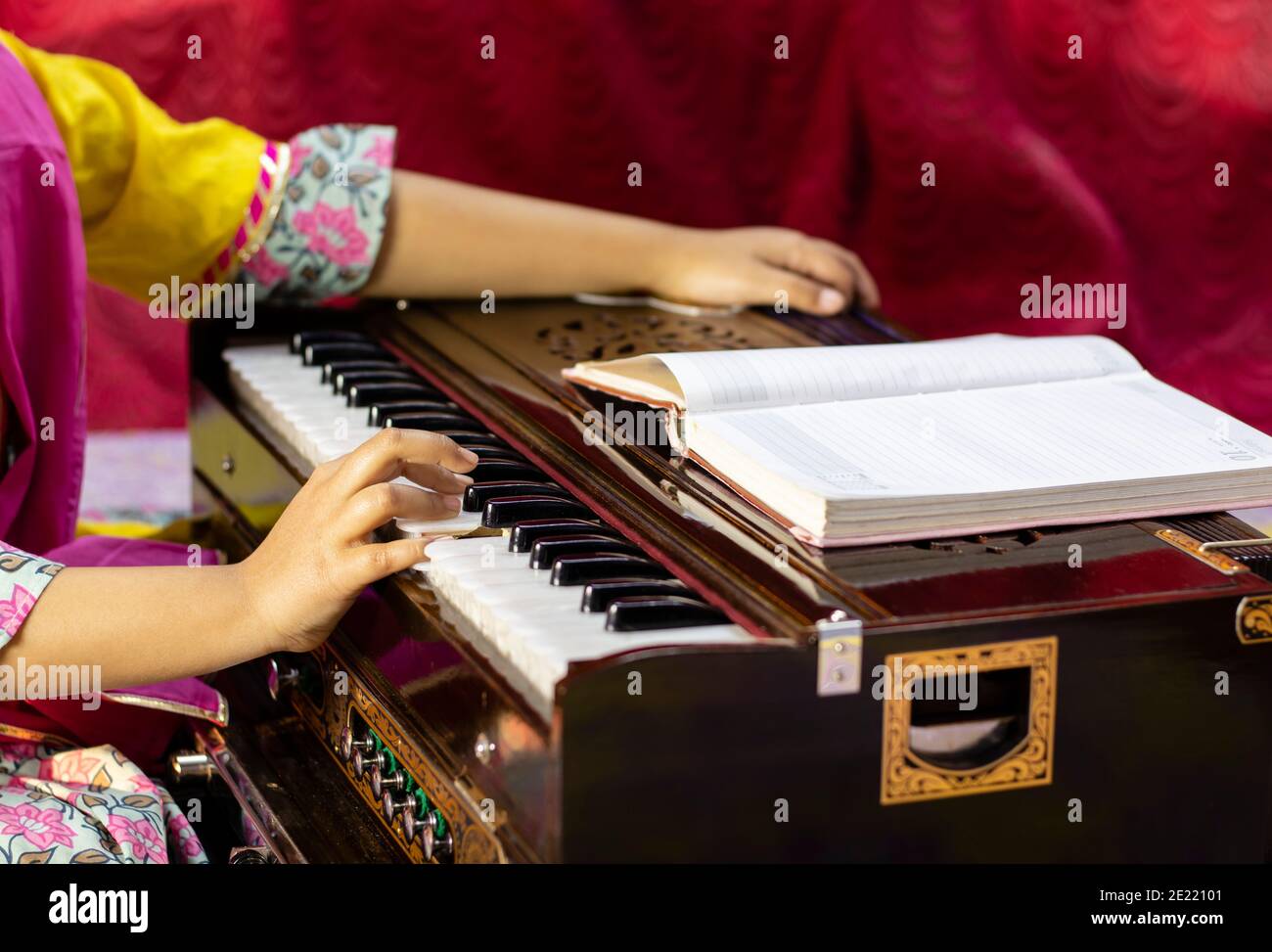 Hände eines indischen Mädchen Kind pliying Harmonium mit selektiv Fokus Stockfoto