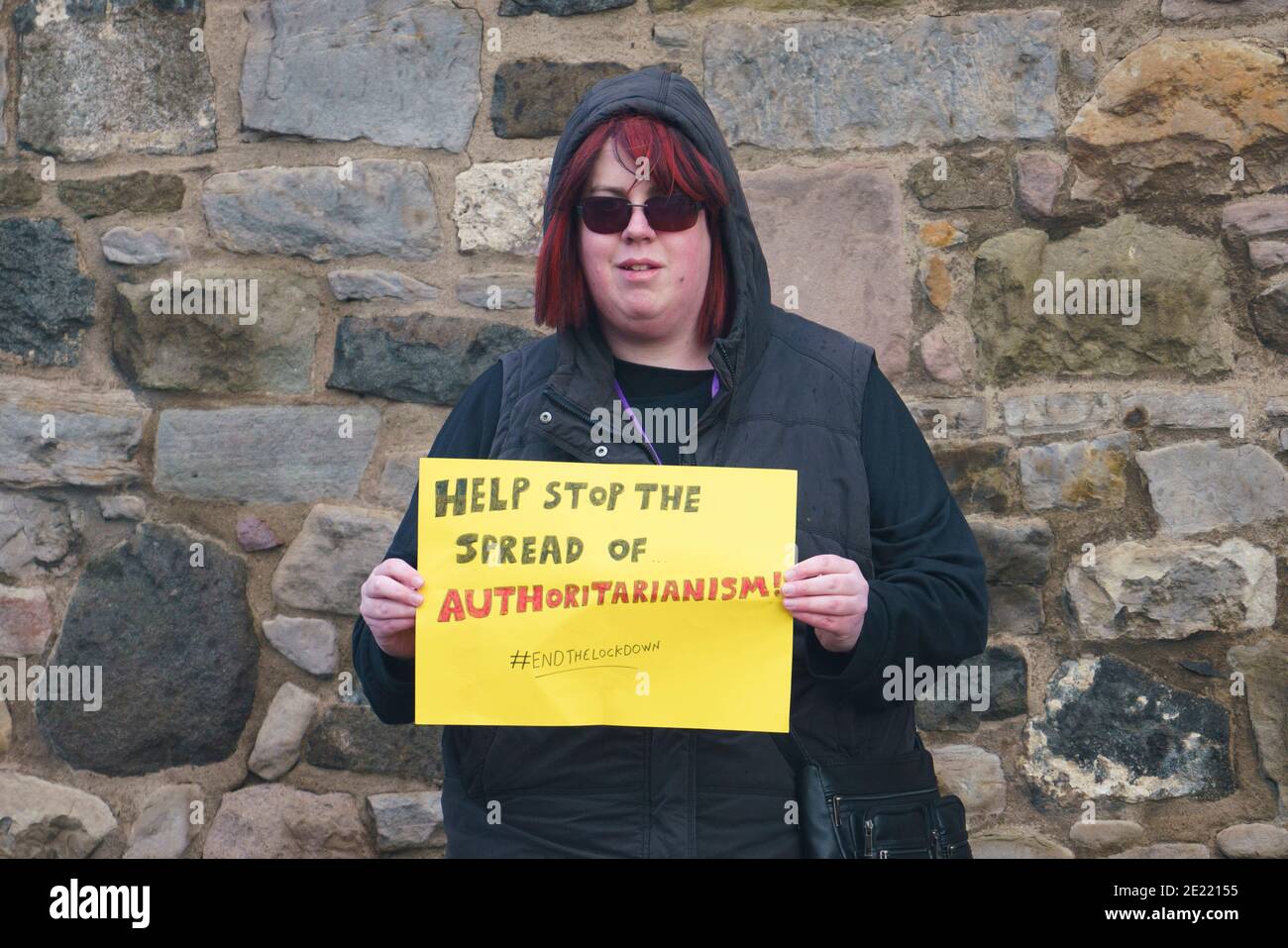 Edinburgh, Schottland, Großbritannien. 11. Januar 2021. Demonstranten wurden heute bei einer Anti-Lockdown-Demonstration im schottischen Parlament in Edinburgh in gewalttätigen Szenen verhaftet. Mehrere Demonstranten nahmen daran Teil, aber eine starke und aggressive Polizeipräsenz verhinderte die Demonstration und plante einen marsch nach Bute House. Während der nationalen Covid-19-Sperre sind solche Proteste illegal und die Polizei riet den Menschen, nicht an der Demonstration teilzunehmen. Iain Masterton/Alamy Live News Stockfoto
