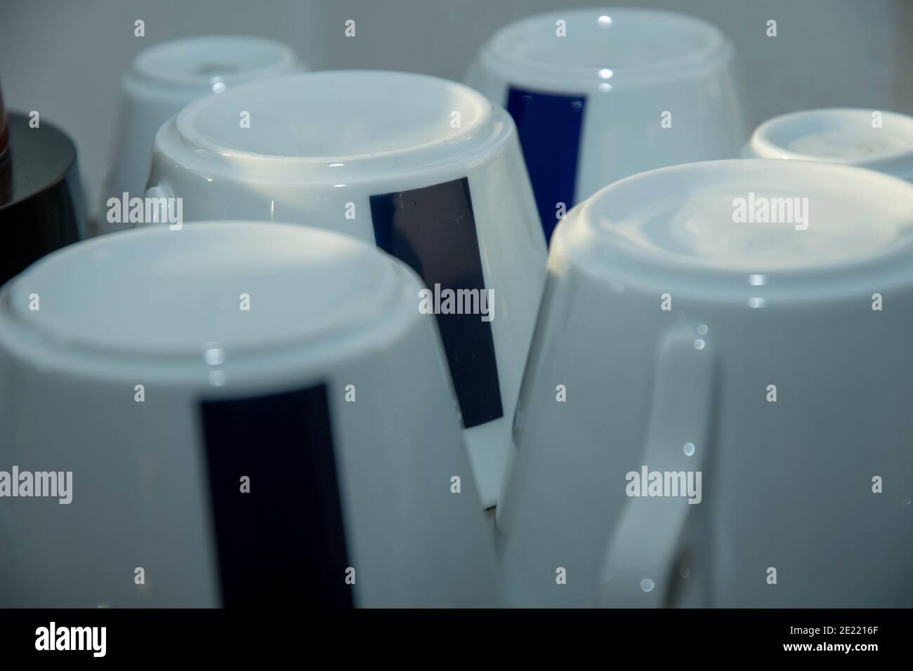 Kaffeetassen an der Kaffeemaschine zum Warmhalten Stockfoto
