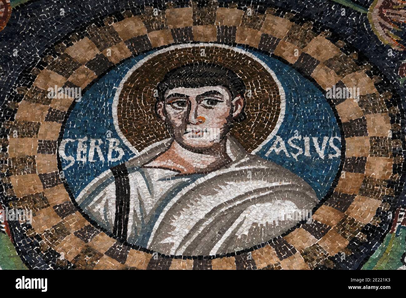 Gervasius, früher christlicher Märtyrer und gemeinsamer schutzpatron von Mailand. Byzantinisches Mosaik in der Basilika di San Vitale in Ravenna, Emilia-Romagna, Italien. Das Mosaik wurde in den 500s v. Chr. erschaffen, ein paar Jahre nachdem Ravenna vom byzantinischen Reich aus den Ostrogoten gefangen wurde. Stockfoto