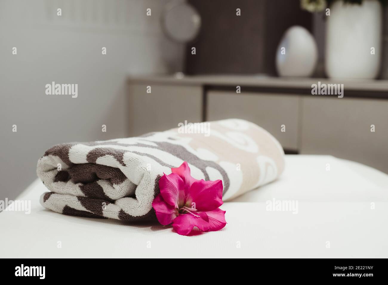 Massageliege mit Handtuch, Blumen Stockfoto