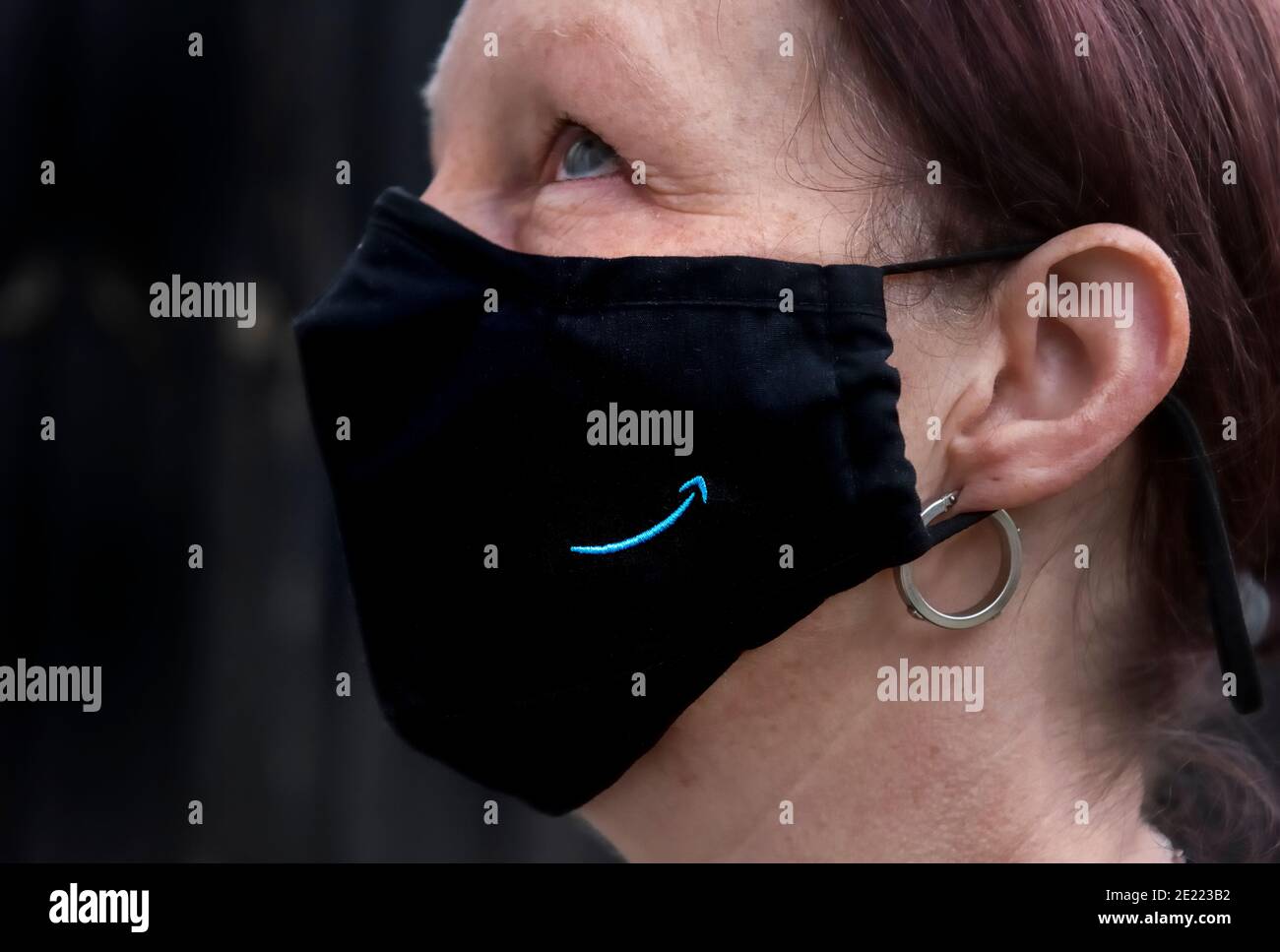 Frau trägt eine Amazon Covid-19 Gesichtsmaske im Freien Großbritannien Stockfoto