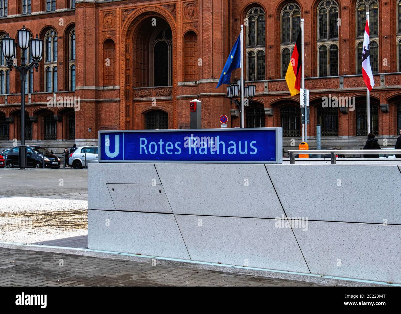 Alexanderplatz, Berlin-Mitte, Deutschland 10. Januar 2021. Neuer U-Bahnhof Rotes Rathaus Erweiterung der U5-Linie vor dem Rathaus am 4. Dezember 2020 eröffnet. Die Linie U5 fährt nun von Hönow zum Hauptbahnhof. Der Bahnhof wurde von Architekt Oliver Collignon entworfen und unter der Rathausstraße direkt vor dem Berliner Rathaus errichtet. Die Station hat zwei Ebenen. Die obere Ebene dient der U5-Linie und die untere Ebene ist ein Bahnlager mit 4 Gleisen, der später genutzt werden kann, wenn entweder die U3- oder U10-Projekte zum Potsdamer Platz realisiert werden. Der Bahnhofskontra Stockfoto