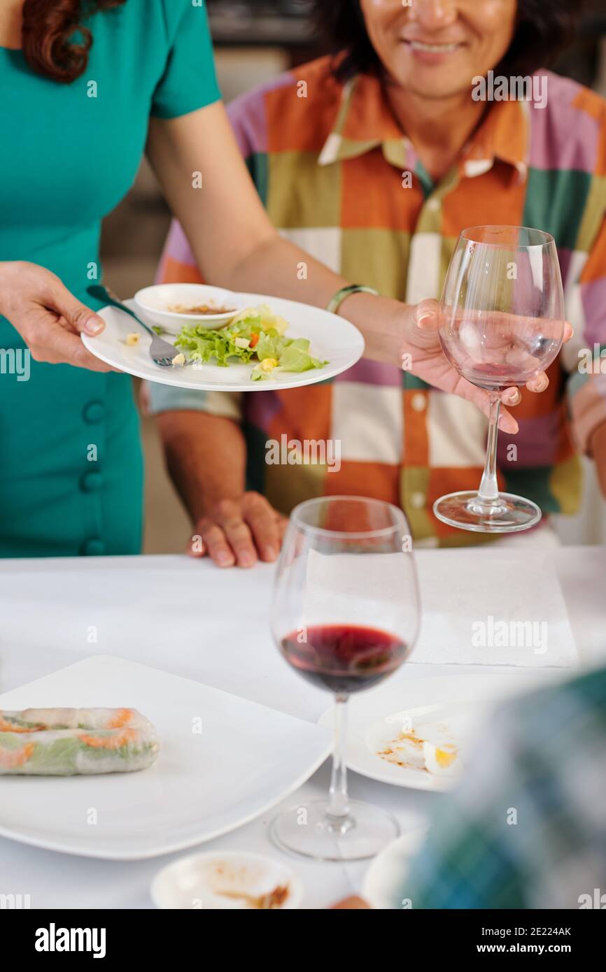 Hausfrau nimmt schmutziges Geschirr Stockfoto