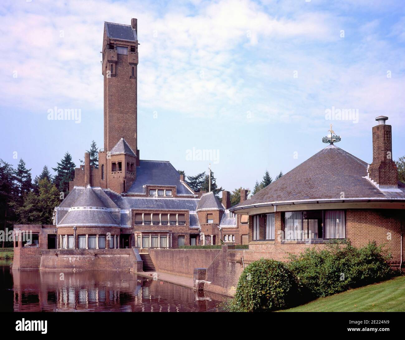 Jagdschloss Sint-Hubertus im Nationalpark De Hoge Veluwe in Ede, Niederlande. Prominenter niederländischer Architekt Berlage. Stockfoto