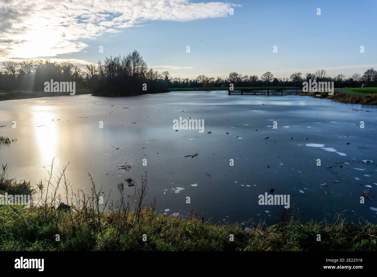 Der gefrorene Angelsee im Corcagh Park, Clondalkin, Dublin, Irland an einem bitterkalten Januartag. Stockfoto