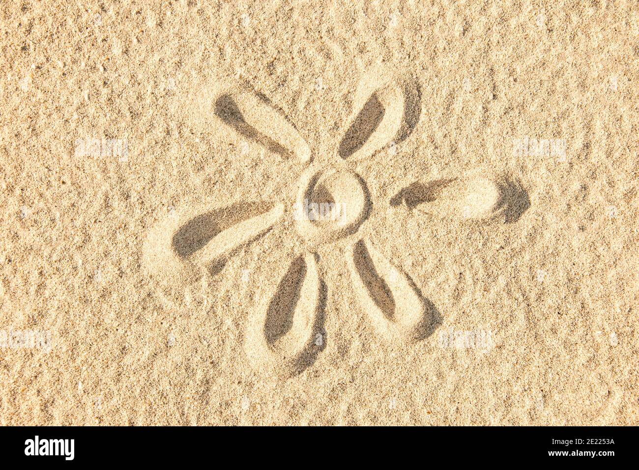 Nahaufnahme einer im Sand skizzierten Sonne Ein Strand Stockfoto