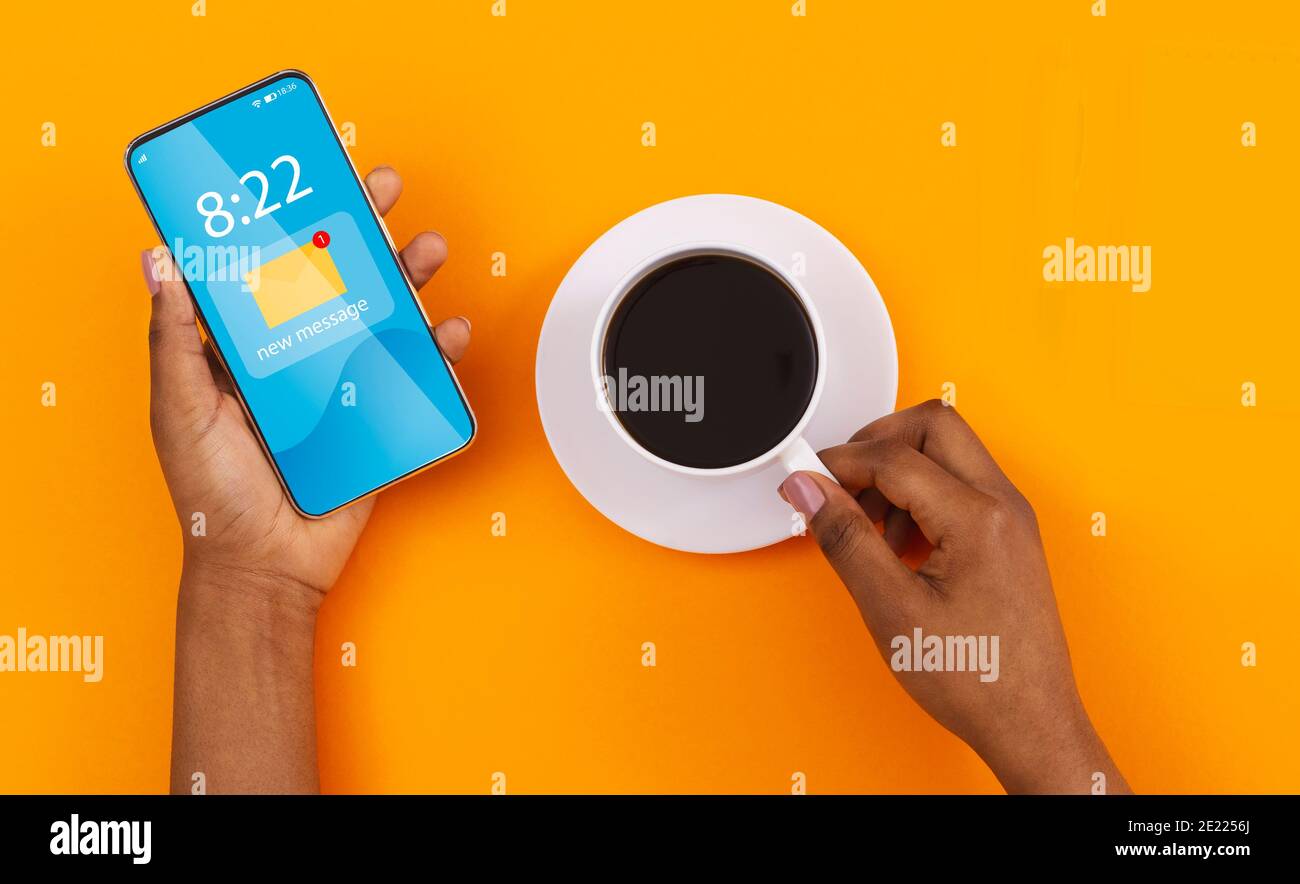 Newsletter. Schwarze Frau erhielt neue Nachricht auf dem Smartphone beim Kaffee trinken, Collage Stockfoto