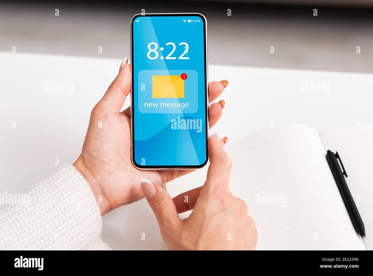 Newsletter-Konzept. Frau, Die Smartphone Mit Dem Symbol Für Die Benachrichtigung Über Neue E-Mail Auf Dem Bildschirm Verwendet Stockfoto