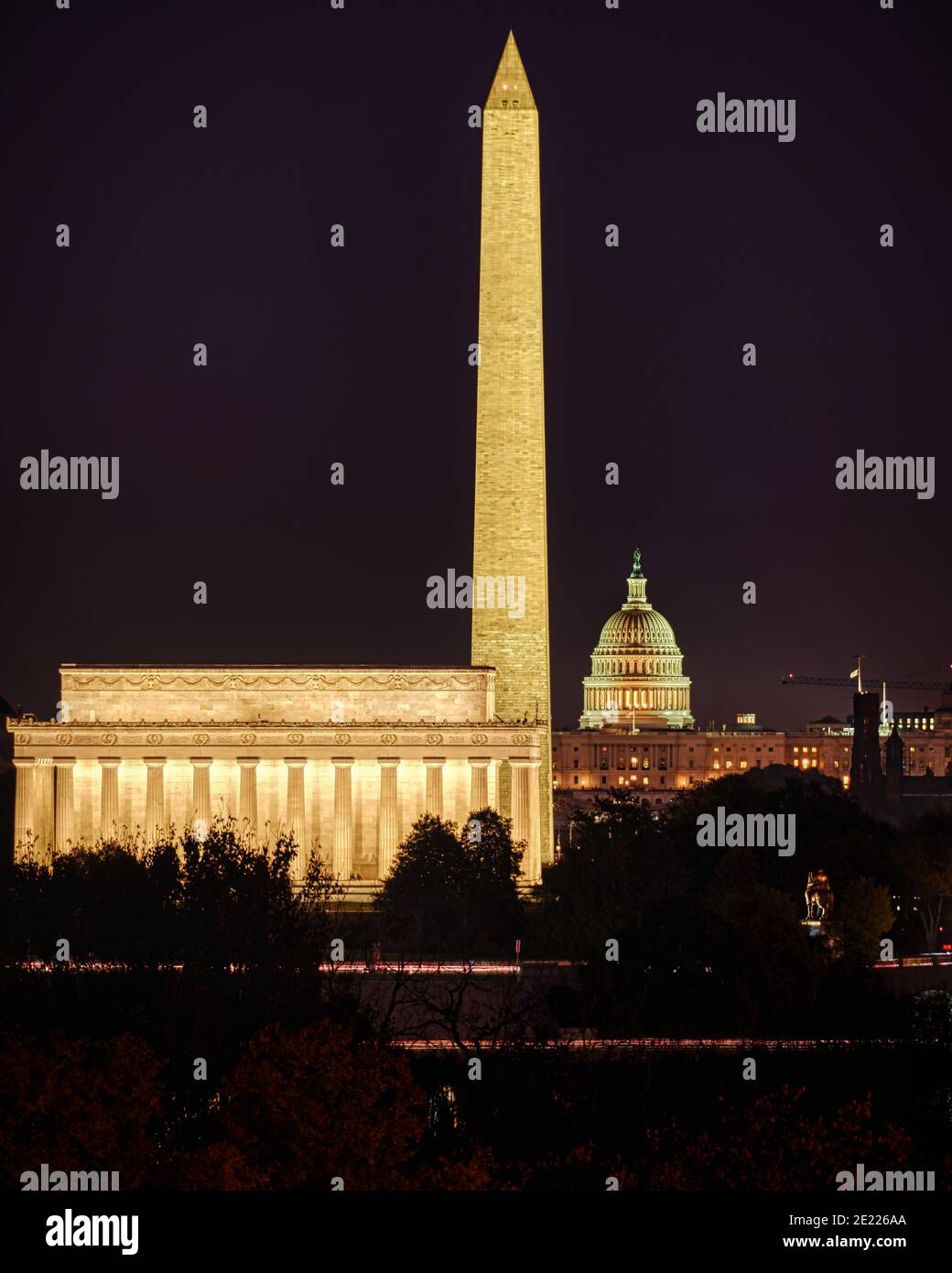 Ein Nachtfoto der National Mall, einschließlich Lincoln Memorial, Washington Monument und Capitol Building Stockfoto