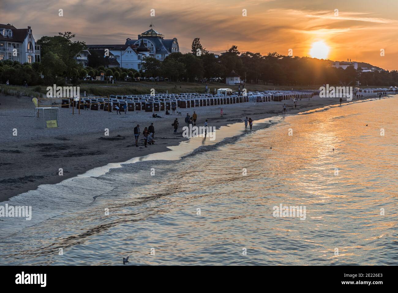 BINZ / Rügen, DEUTSCHLAND - 11. Jul 2019: Strand von Binz im Sonnenuntergang Stockfoto
