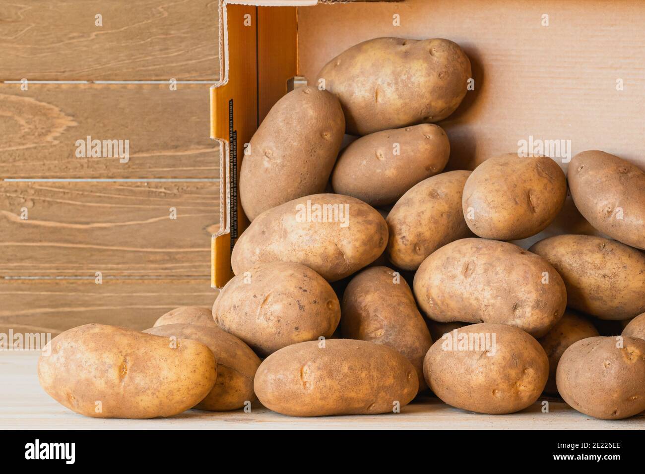 Idaho Potatoes in Box close up auf Holzhintergrund Stockfoto