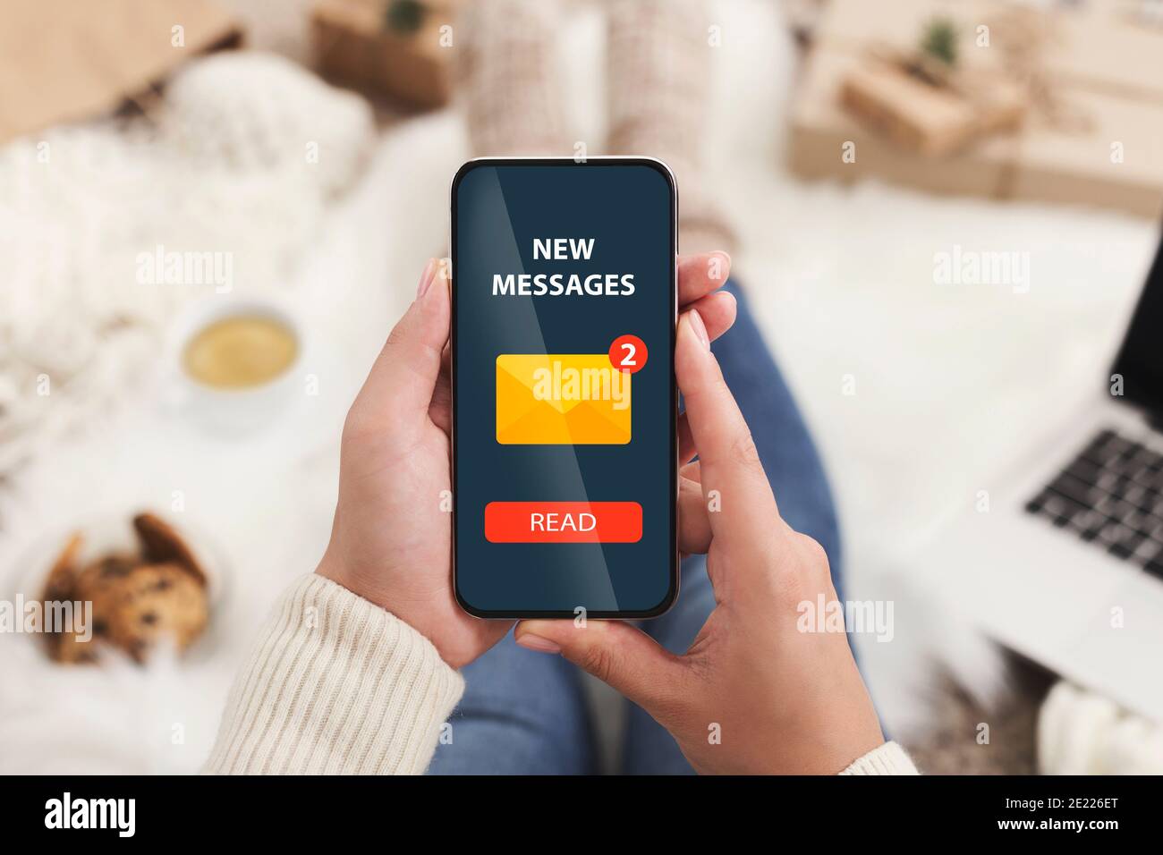 E-Mail-Marketing. Frau Hält Smartphone Mit Benachrichtigung Über Neue Nachrichten Und Briefumschlag-Symbol Stockfoto