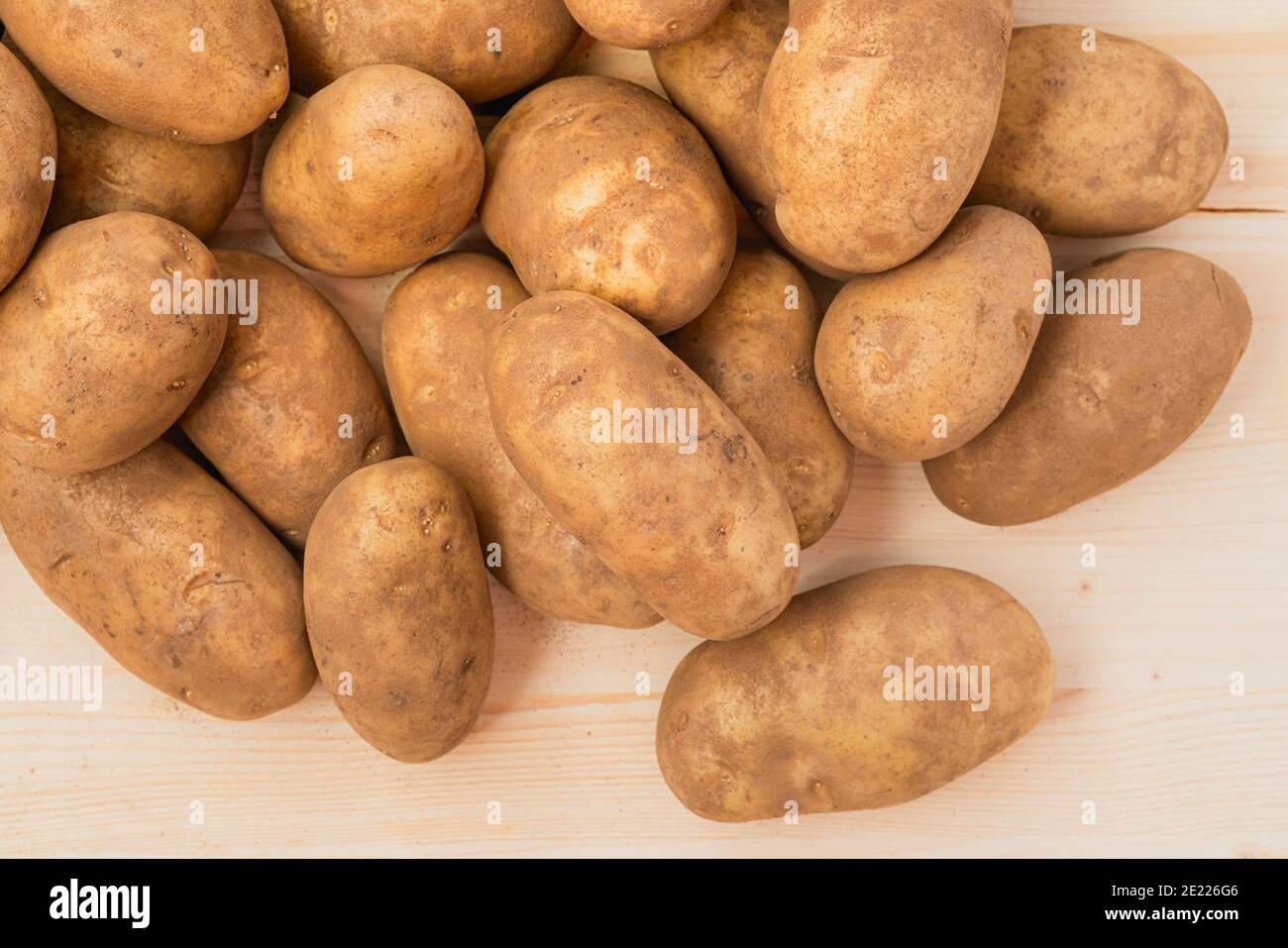 Idaho Kartoffeln Nahaufnahme auf rustikalem Holzhintergrund Stockfoto