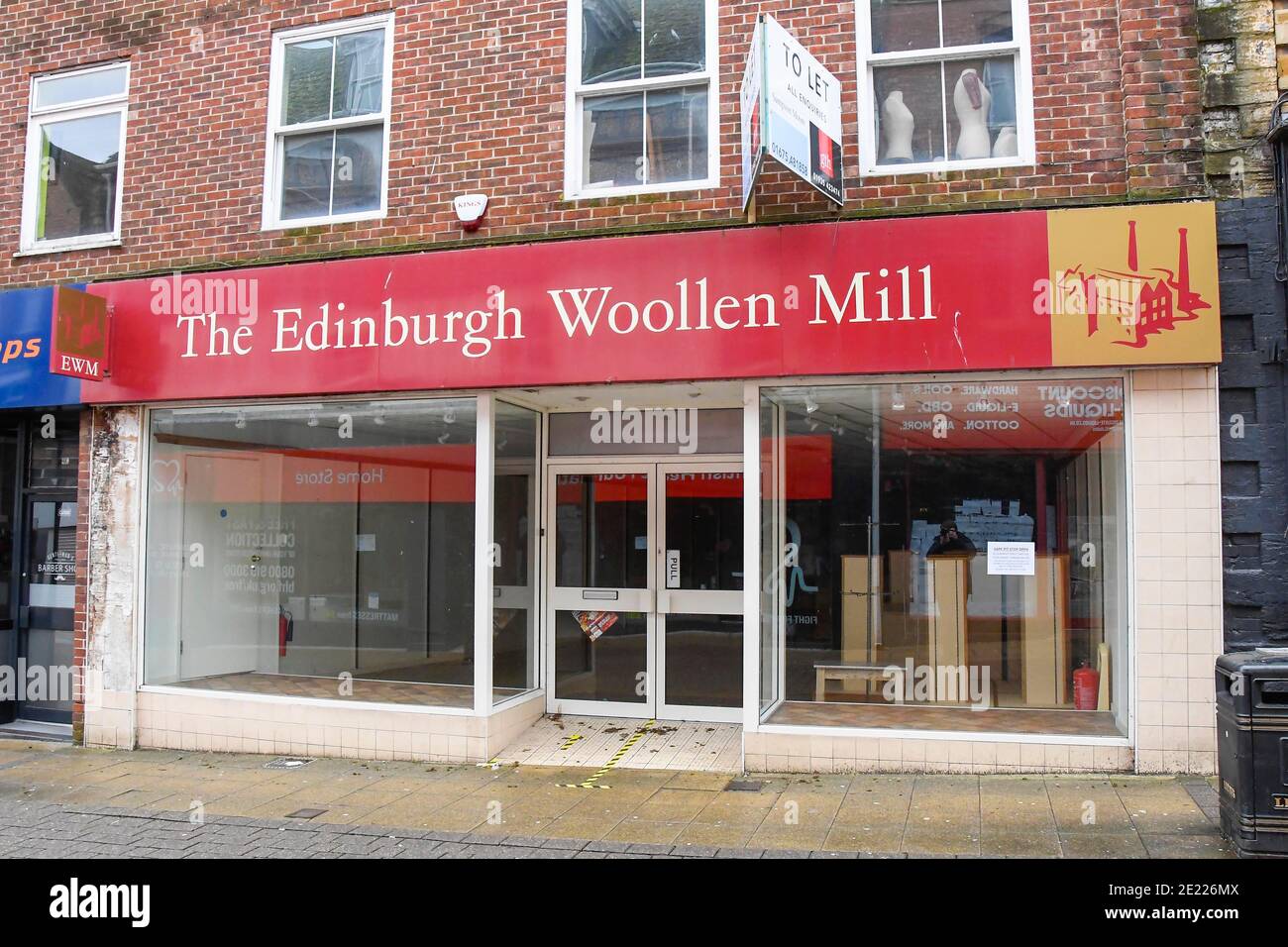 Yeovil, Somerset, Großbritannien. Januar 2020. Ein geschlossenes und leeres ehemaliges Geschäft der Edinburgh Woolen Mill im Stadtzentrum von Yeovil in Somerset während der Covid-19-Sperre. Bild: Graham Hunt/Alamy Live News Stockfoto