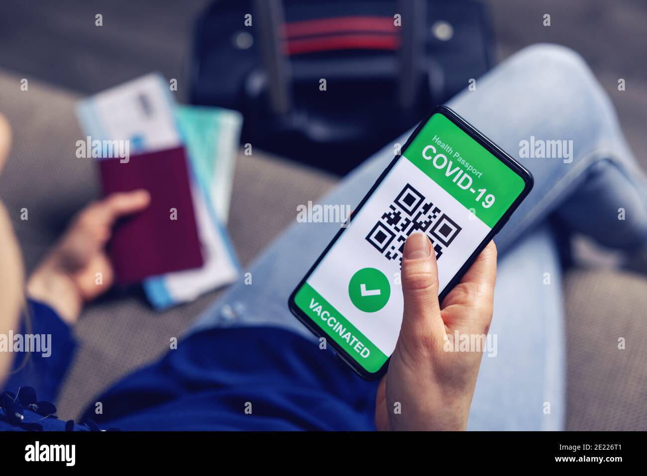 Geimpfte Person mit digitalen Gesundheitspass-App im Handy Für Reisen während der covid-19 Pandemie Stockfoto