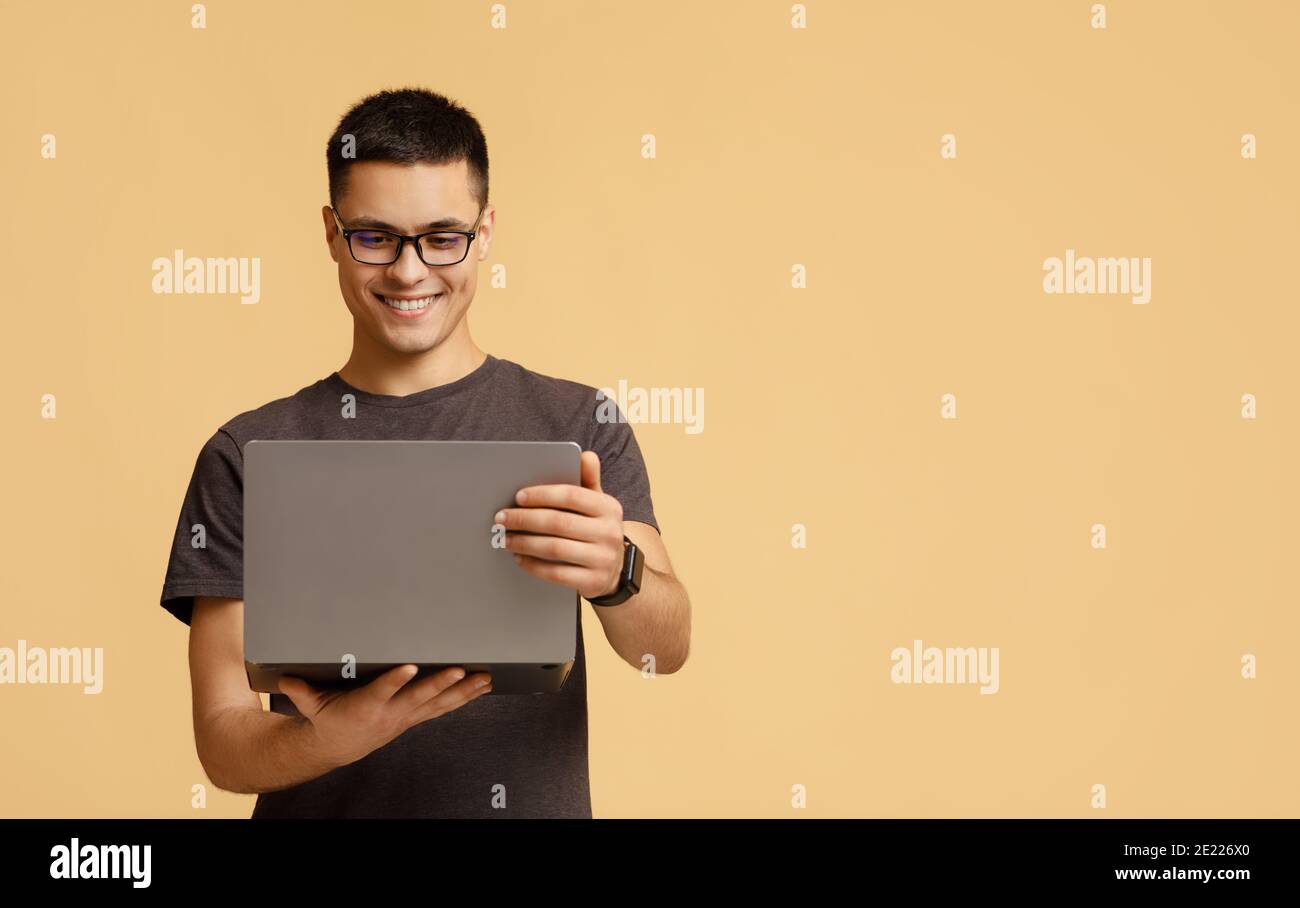 Online-Bildung und Arbeit, Nachricht aus sozialen Netzwerken und gutes Angebot Stockfoto