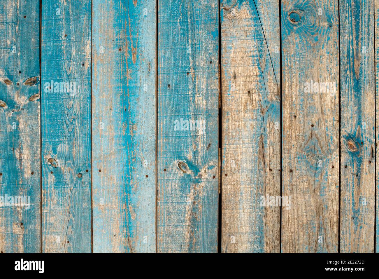 Alte verzweifelte rustikale Holzplanken Wand mit abgenutzten blauen Farbe, grunge Holz Textur oder Hintergrund Stockfoto