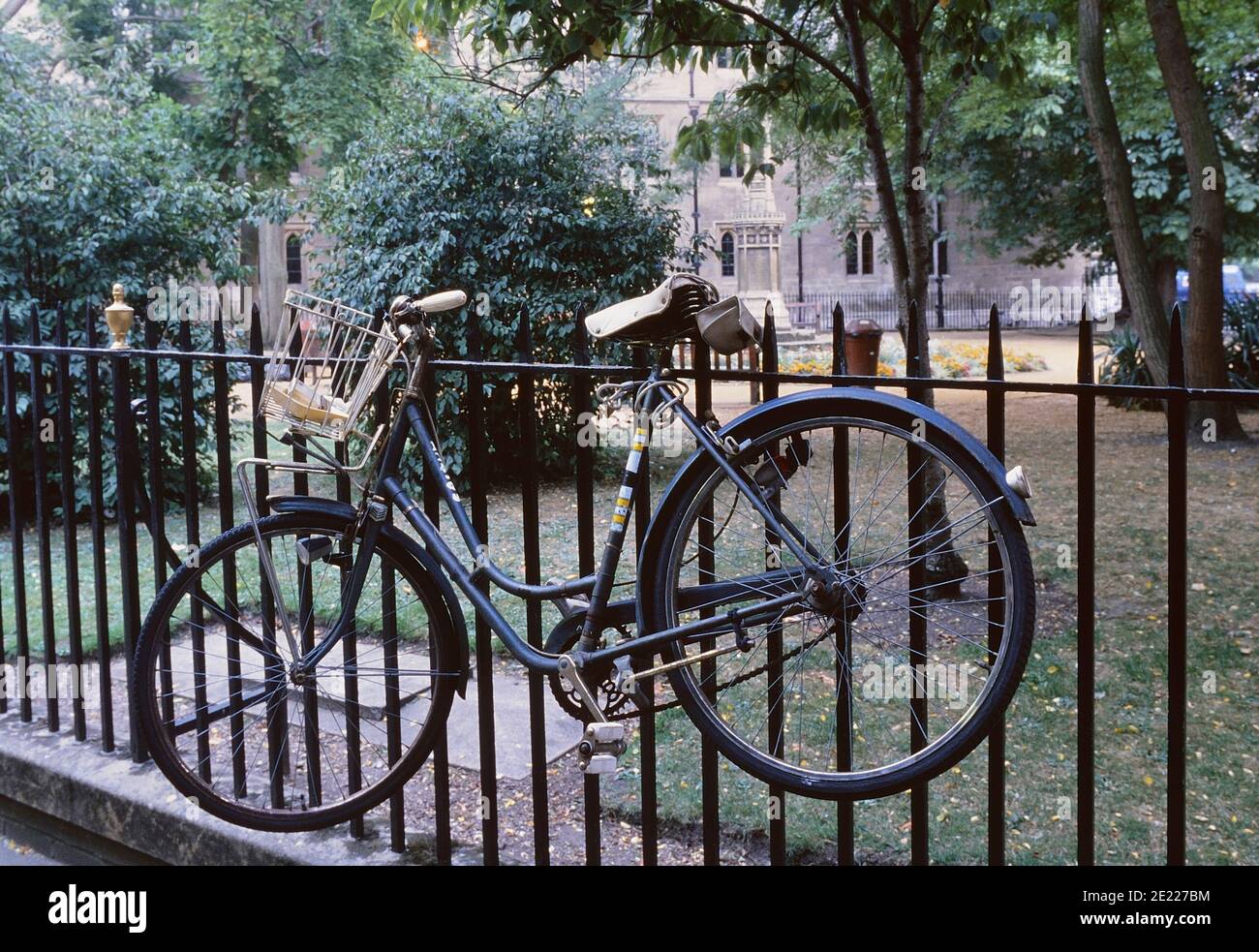 Gesperrtes Fahrrad auf Geländern, Cambridge, Cambridgeshire, England, Großbritannien Stockfoto