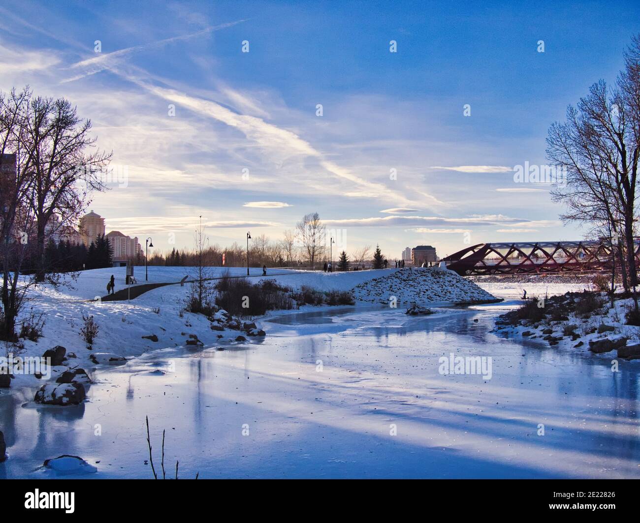 Calgary, Alberta, Kanada - 5. Januar 2013 Schneelandschaft der Peace Bridge über einem gefrorenen Bow River während eines Winternachmittages Stockfoto