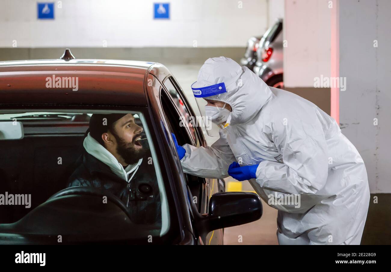 Köln, Nordrhein-Westfalen, Deutschland - Covid-Schnelltest in einer Parkgarage, im Medicare-Testzentrum, fahren Kunden in ihren Autos bei t Stockfoto