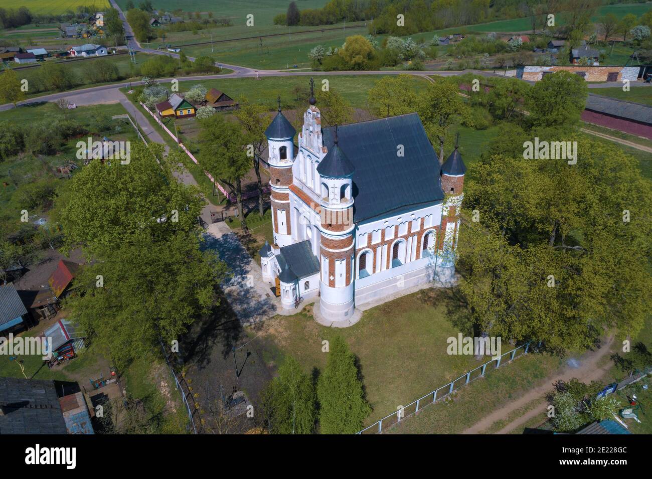 Draufsicht auf die alte Kirche der Geburt der Jungfrau Maria (Malomozheikowskaja Kirche) an einem sonnigen Apriltag. Murowanka, Weißrussland Stockfoto