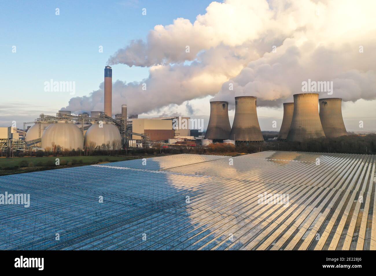 KRAFTWERK DRAX, YORKSHIRE, GROSSBRITANNIEN - 7. JANUAR 2021. Ein Landschaftsbild des Drax Power Station, das Dampf und Rauch aus seinem Schornstein und Kühlschlepp pumpt Stockfoto
