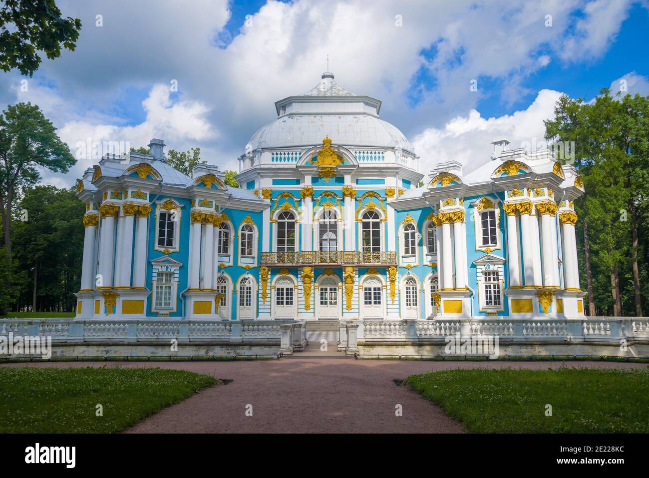 SANKT PETERSBURG, RUSSLAND - 10. JULI 2015: Palast-Pavillon 'Hermitage' im Katharinapark an einem Julinachmittag Stockfoto