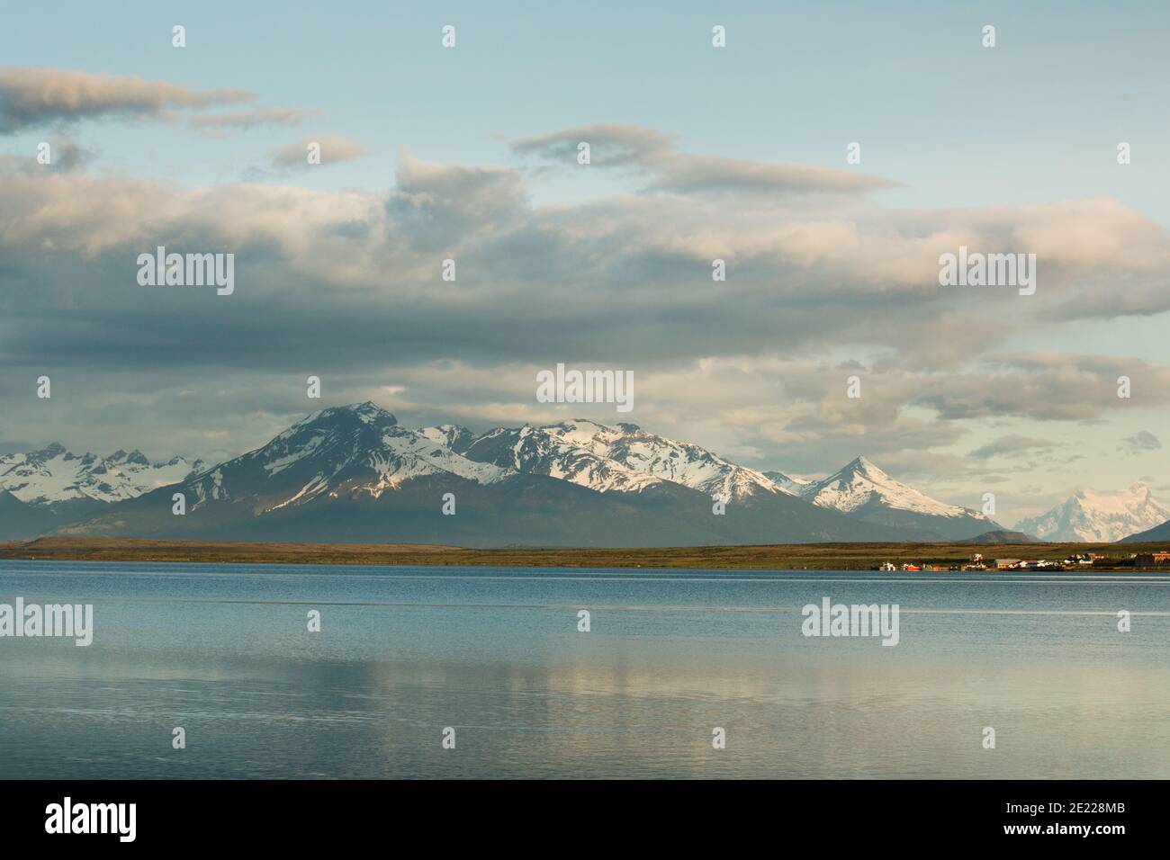 Torres del Paine Range im Golfo Almirante Montt / Ultima Esperanza Sound in Puerto Natales, Patagonien, Chile, Südamerika Stockfoto