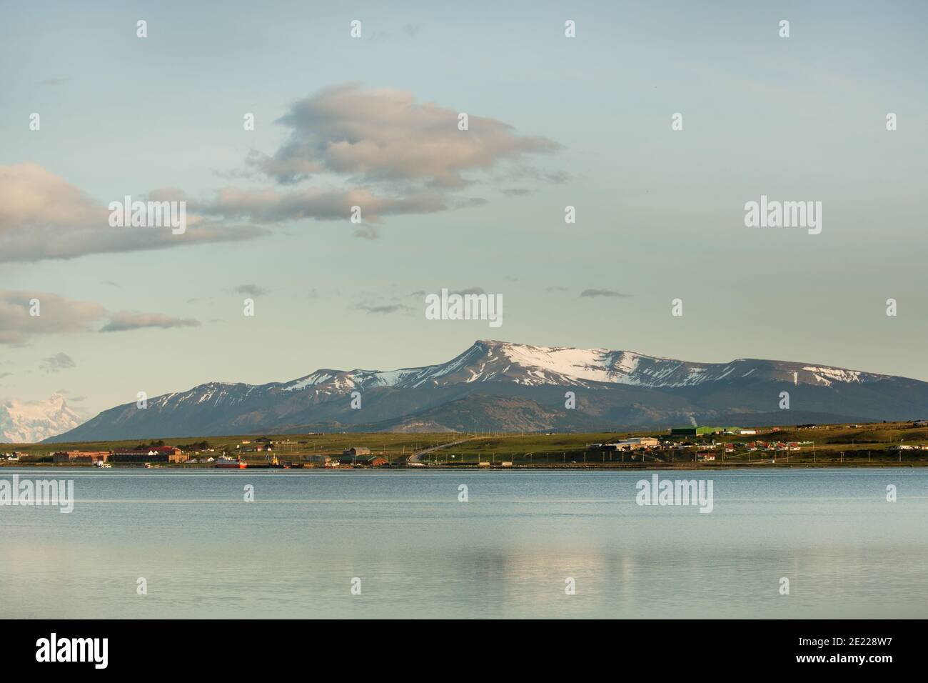 Torres del Paine Range im Golfo Almirante Montt / Ultima Esperanza Sound in Puerto Natales, Patagonien, Chile, Südamerika Stockfoto
