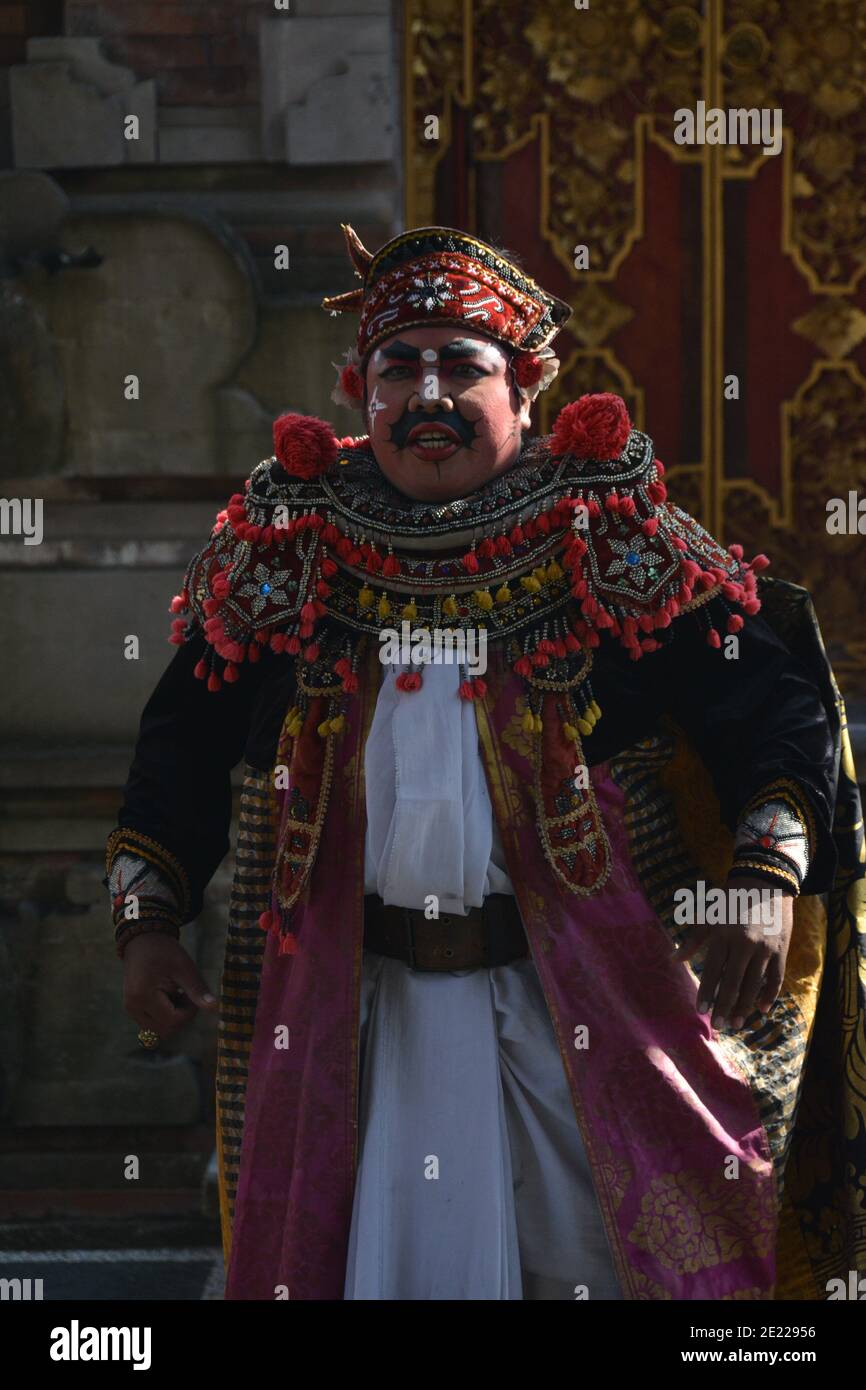 Balinesischen einheimischen Durchführung Barong, ein mythischer lion Kreatur an einer traditionellen Zeremonie in Bali. Stockfoto