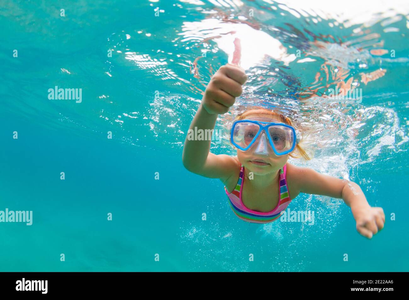 Foto von glücklich Baby Mädchen springen, tauchen unter Wasser mit Spaß in tropischen Lagune Pool. Reise Lifestyle, Wassersport, Schnorchelabenteuer. Familienschwimmen Stockfoto
