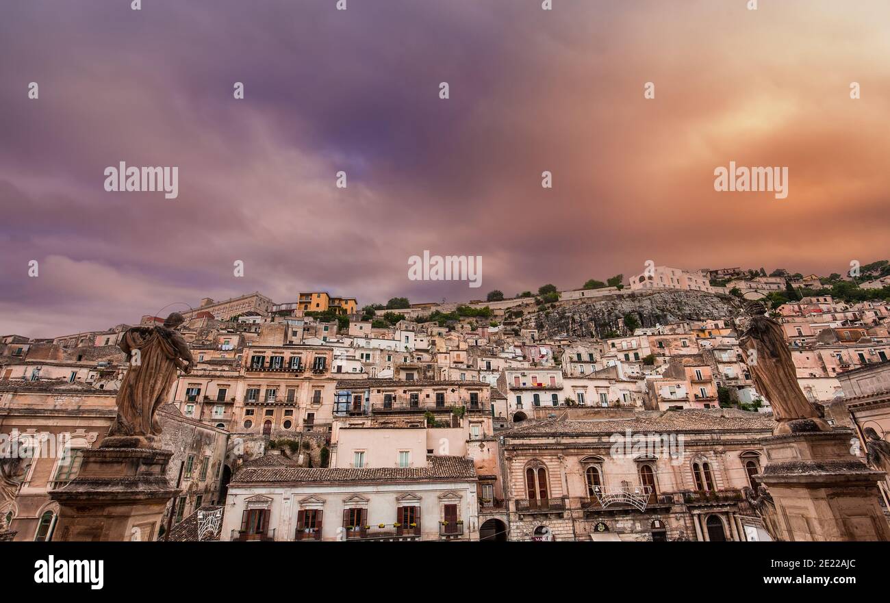 MODICA, Sizilien, Italien, 19. JUNI 2018: Blick von der Barockstadt Modica vom Duomo von San Giorgio, 19. Juni 2018, in Modica, Sizilien, Italien Stockfoto